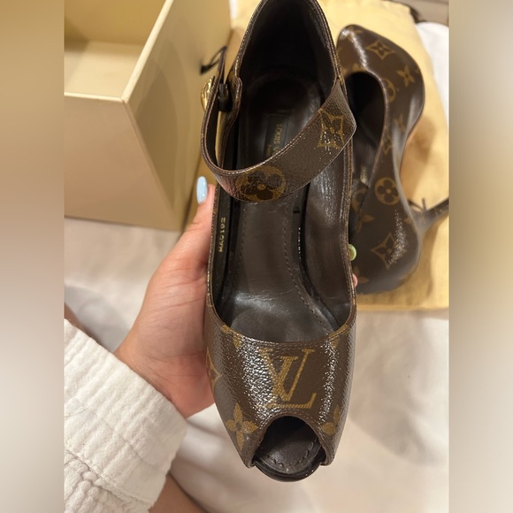 Louis Vuitton monogram (authentic) peep toe heel w/ Gold LV button - Picture 4 of 14